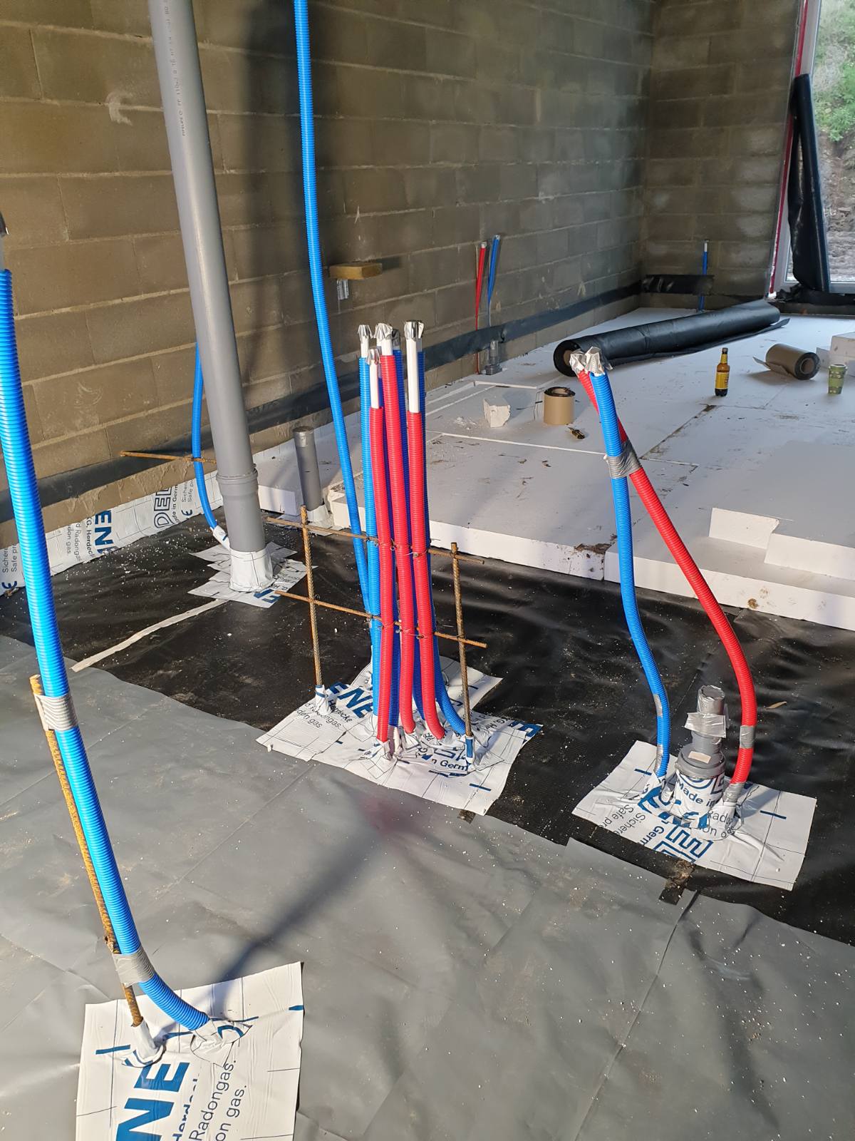 Radoonikaitsega ridaelamu põrandate ettevalmistamine betooni valamiseks